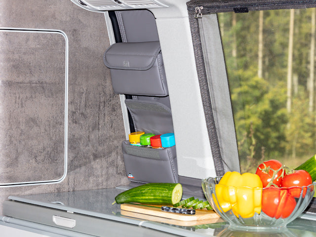 Utility Schrankfenster | mit Halter f. Gewürzgläser | Design "Leder Palladium" | VW T6.1/T6/T5 California | 100706808 - better-camper.de | Mense GmbH