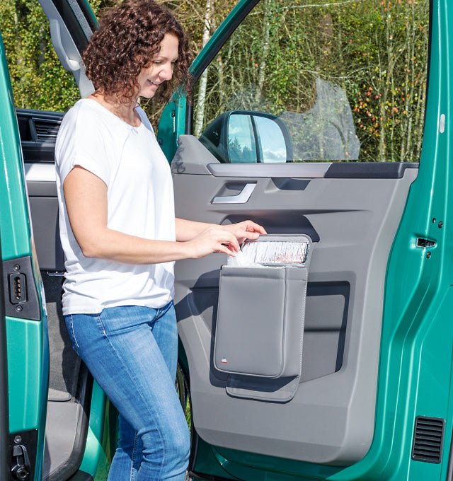 MULTIBOX® | Isoliertasche und/oder Abfallbehälter | VW T6.1 rechte FH-Tür | Design "Leder Palladium" | 100706836 - better-camper.de | Mense GmbH