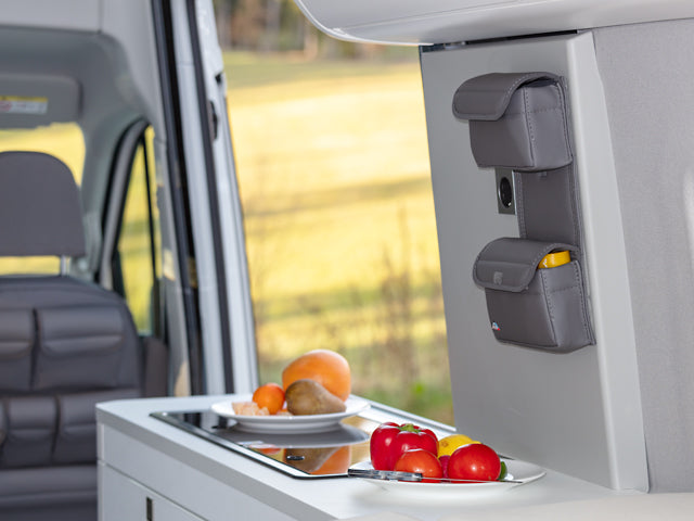 Utility Gewürztasche oberhalb Küchenzeile | Design "Leder Palladium" | VW Grand Cal. 680 | 100706841 - better-camper.de | Mense GmbH