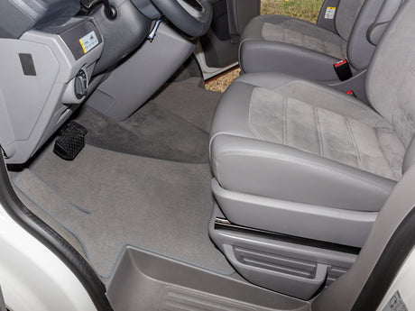 Veloursteppich | Fahrerhaus mit Clipbefestigung | "Palladium" | T6.1 Linkslenker mit Trittschutz | 100708607 - better-camper.de | Mense GmbH