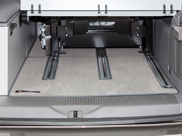 Veloursteppich | Heckladeraum "Palladium" | VW T6.1 Beach mit 2er-Bank | 100708623 - better-camper.de | Mense GmbH