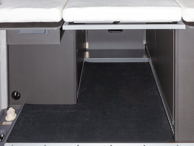 Veloursteppich | Heckladeraum "Titanschwarz" | VW Grand Cal. 600+680 | 100708642 - better-camper.de | Mense GmbH