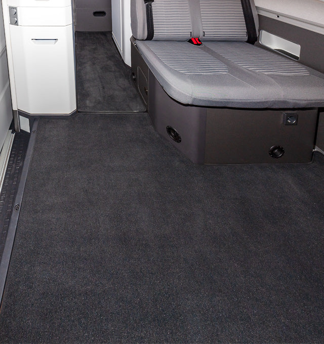 Veloursteppich | FG-Raum bis Abtrennung Heckladeraum 2-tlg., "Titanschwarz", | Grand Cal. 600 | 100708643 - better-camper.de | Mense GmbH