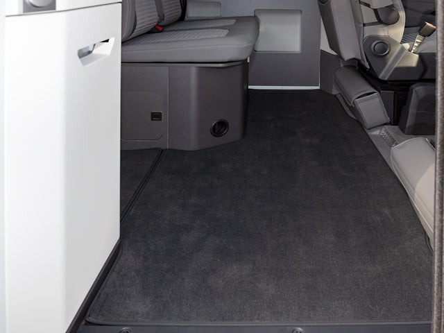 Veloursteppich | FG-Raum bis Abtrennung Heckladeraum 3-tlg., "Titanschwarz", | Grand Cal. 680 | 100708641 - better-camper.de | Mense GmbH