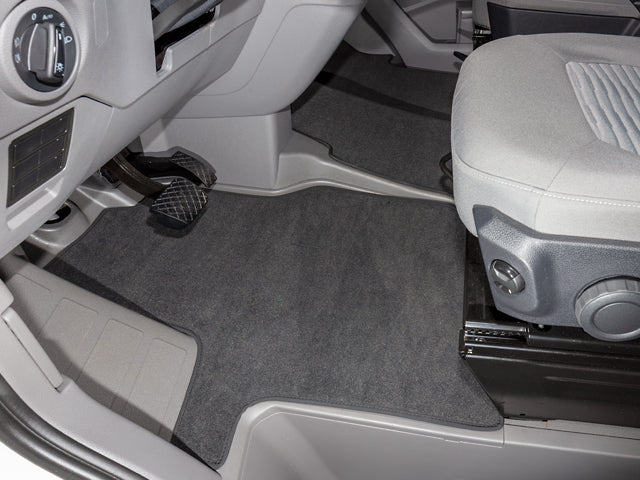 Veloursteppich | Fahrerhaus, 3-teilig "Titanschwarz" | VW Grand Cal. 600 und 680, ab MJ 2022 | 100708649 - better-camper.de | Mense GmbH
