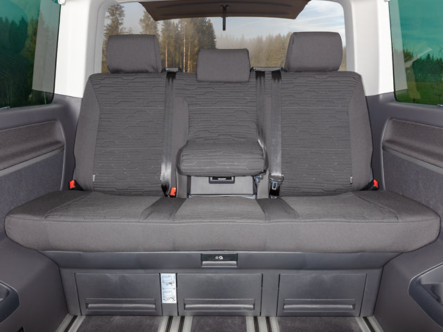 Second Skin® | Schonbezug 3er-Bank mit Mittelarmlehne | Design "Circuit/Titanschwarz" | VW T6.1 Multivan/California Beach | 100705780 - better-camper.de | Mense GmbH