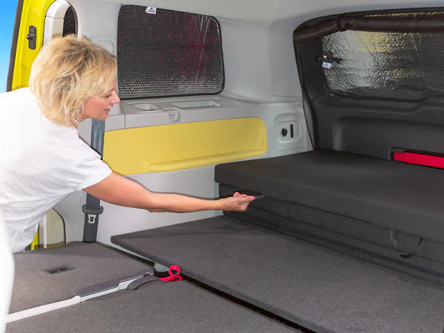 iXTEND Set | Faltbett + Spannbettlaken | VW ID. Buzz | Nicki-Plüsch - better-camper.de | Mense GmbH