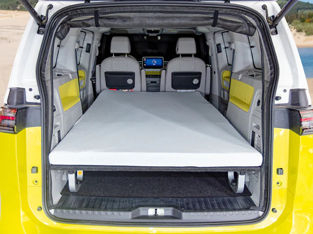 iXTEND Set | Faltbett + Spannbettlaken | VW ID. Buzz | Nicki-Plüsch - better-camper.de | Mense GmbH