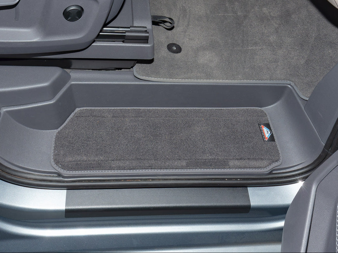 Veloursteppich-Set | für beide Fahrerhaus-Trittstufen | Design "Raven" | VW T7 | 100708661
