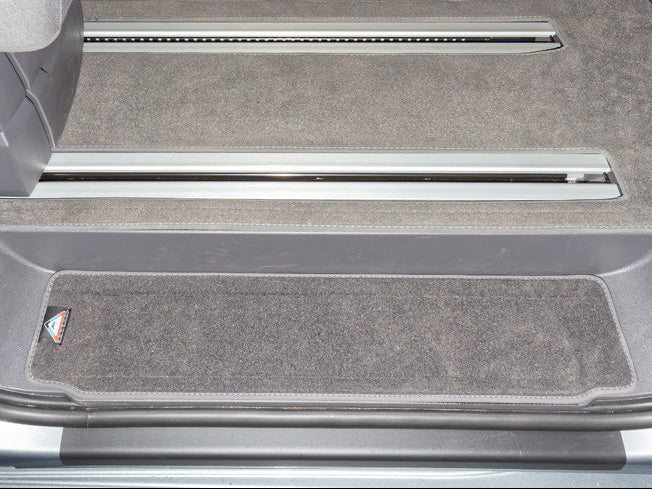 Veloursteppich-Set | für beide Fahrgastraum-Trittstufen | Design "Raven" | T7 Multivan & California Beach | 100708660