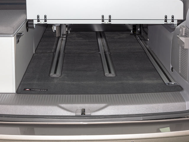 Veloursteppich | für den Heckladeraum | "Titanschwarz" | VW T6.1 California Beach mit 2er-Bank | 100708624 - better-camper.de | Mense GmbH