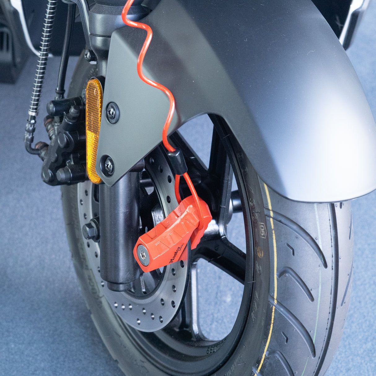 Bremsscheibenschloss 80 mm mit Riegeldurchmesser 5,5 mm - inkl. 3 Schlüssel und Erinnerungskabel | 8303EURDPS - better-camper.de | Mense GmbH