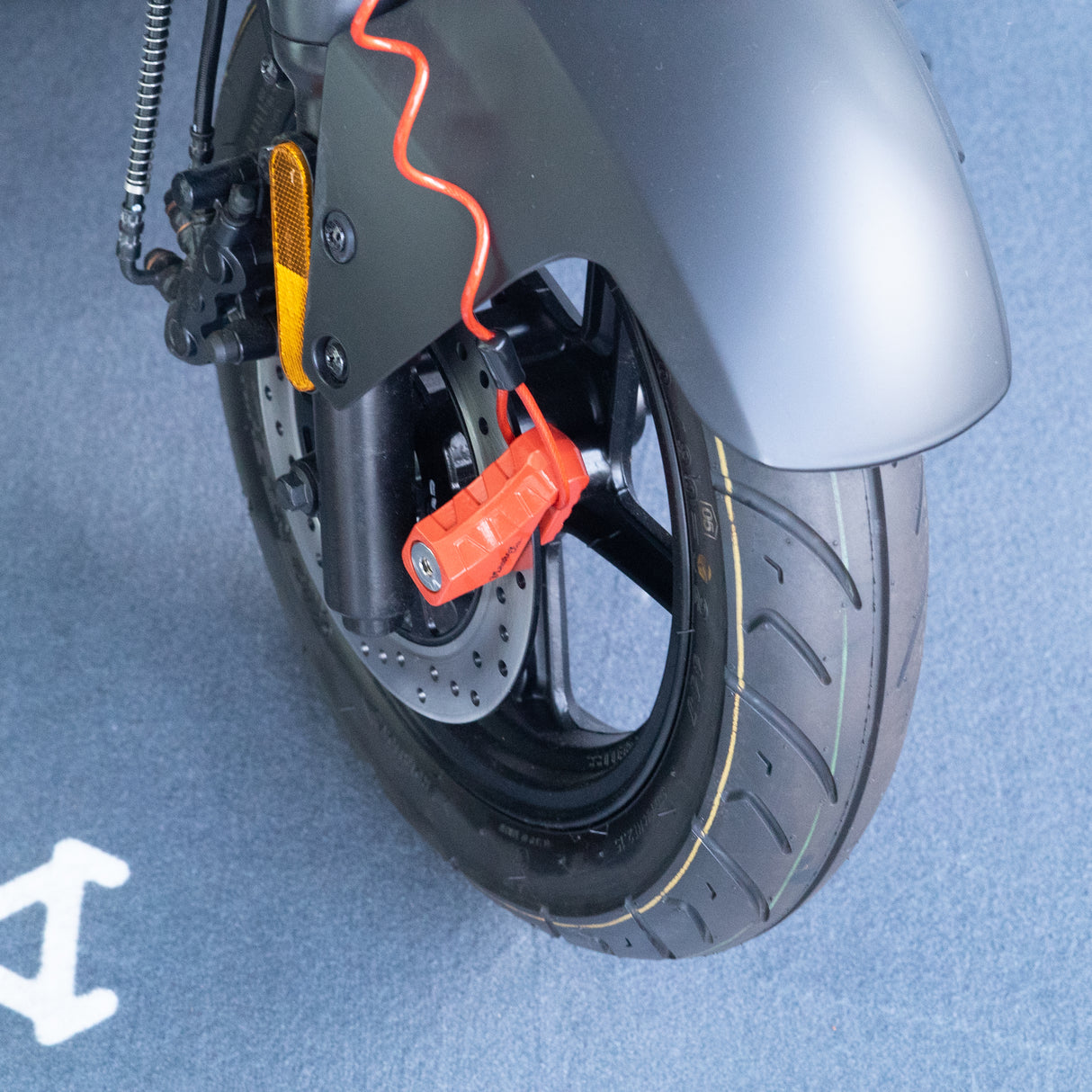 Bremsscheibenschloss 80 mm mit Riegeldurchmesser 5,5 mm - inkl. 3 Schlüssel und Erinnerungskabel | 8303EURDPS - better-camper.de | Mense GmbH