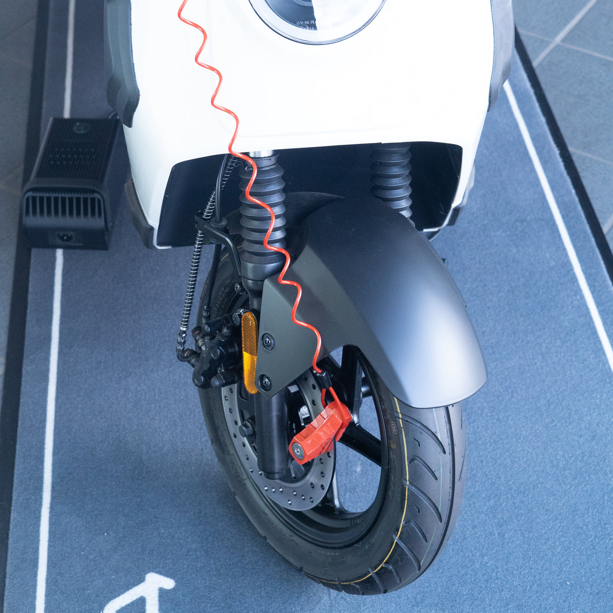 Bremsscheibenschloss 80 mm mit Riegeldurchmesser 5,5 mm - inkl. 3 Schlüssel und Erinnerungskabel | 8303EURDPS - better-camper.de | Mense GmbH