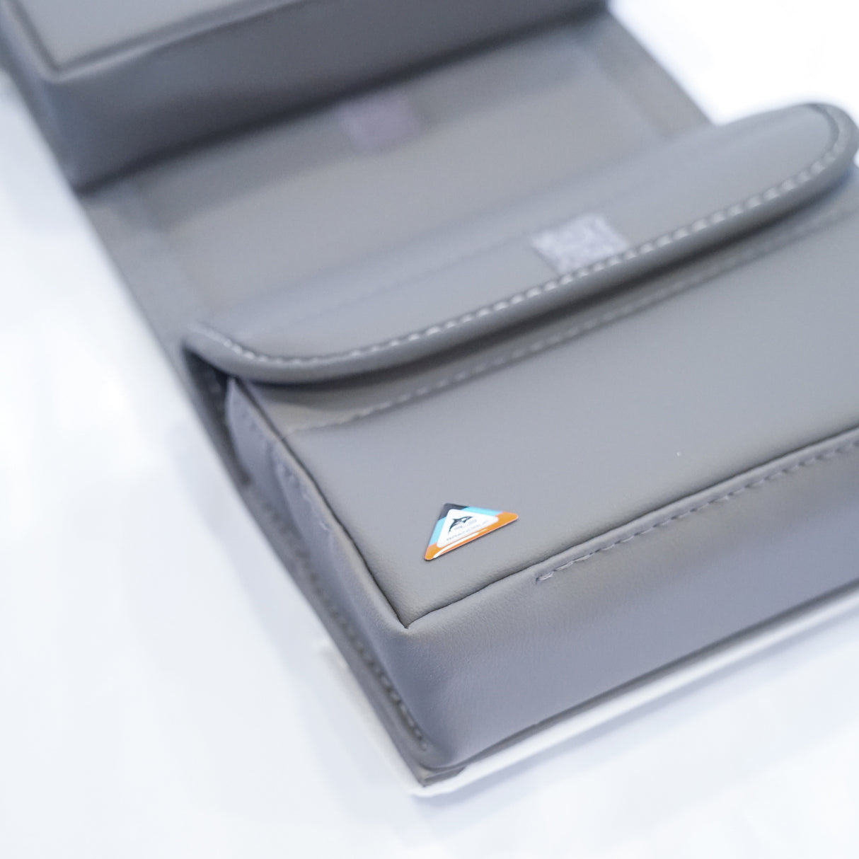 Utility Gewürztasche oberhalb Küchenzeile | Design "Leder Palladium" | VW Grand Cal. 680 | 100706841 - better-camper.de | Mense GmbH