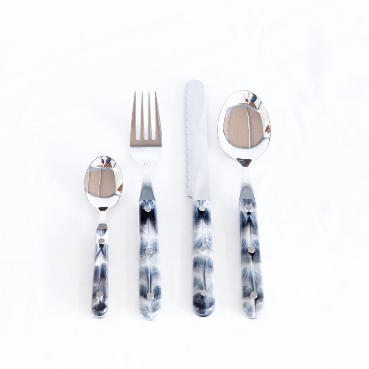 Geschirrset | Edelstahlbesteck 18/10 | „Marmor Grey“ | 4-teilig - better-camper.de | Mense GmbH