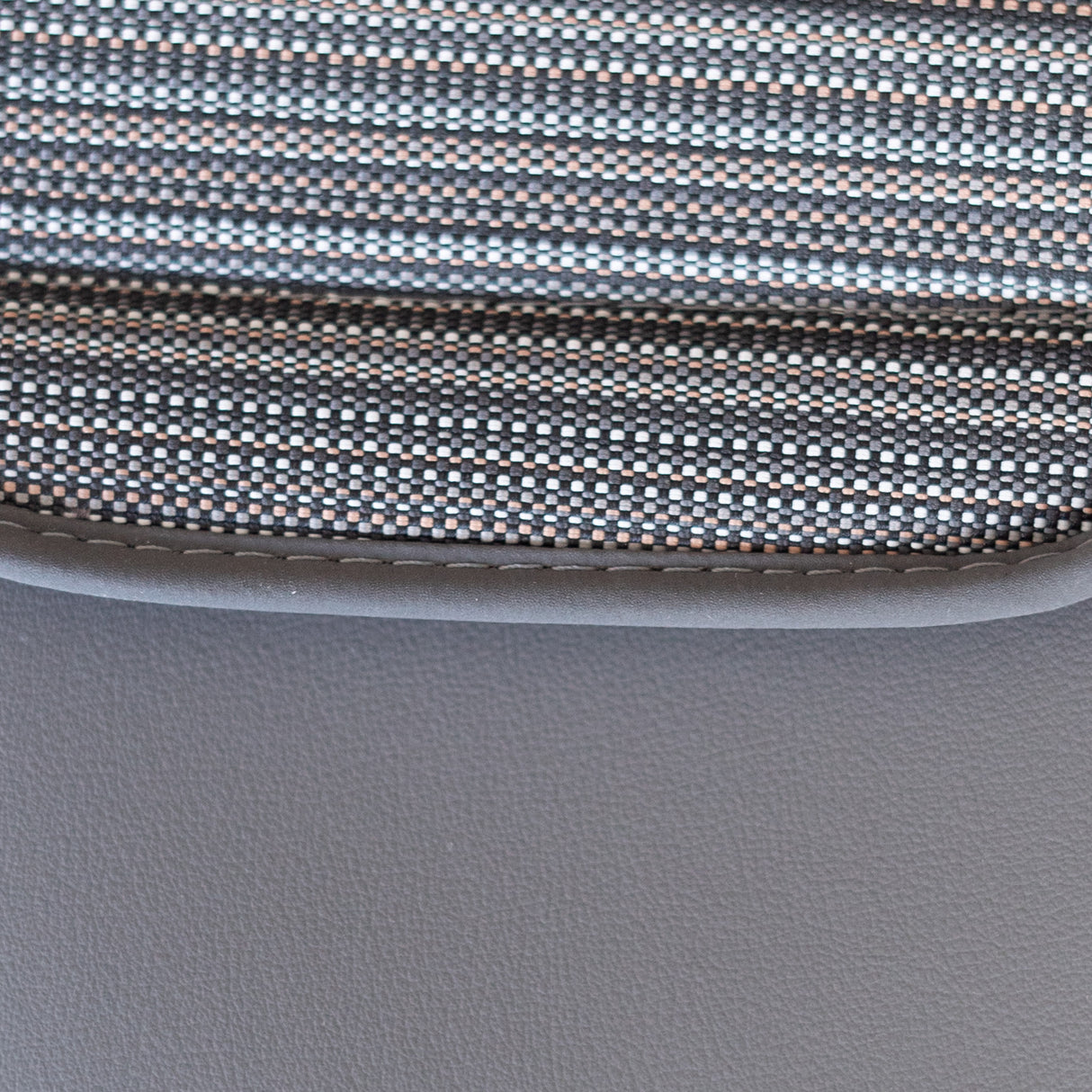 UTILITY | Rückenlehne Fahrer-/Beifahrersitz | Design "Mixed Dots" | T6.1/T6/T5 California | 100706809 - better-camper.de | Mense GmbH