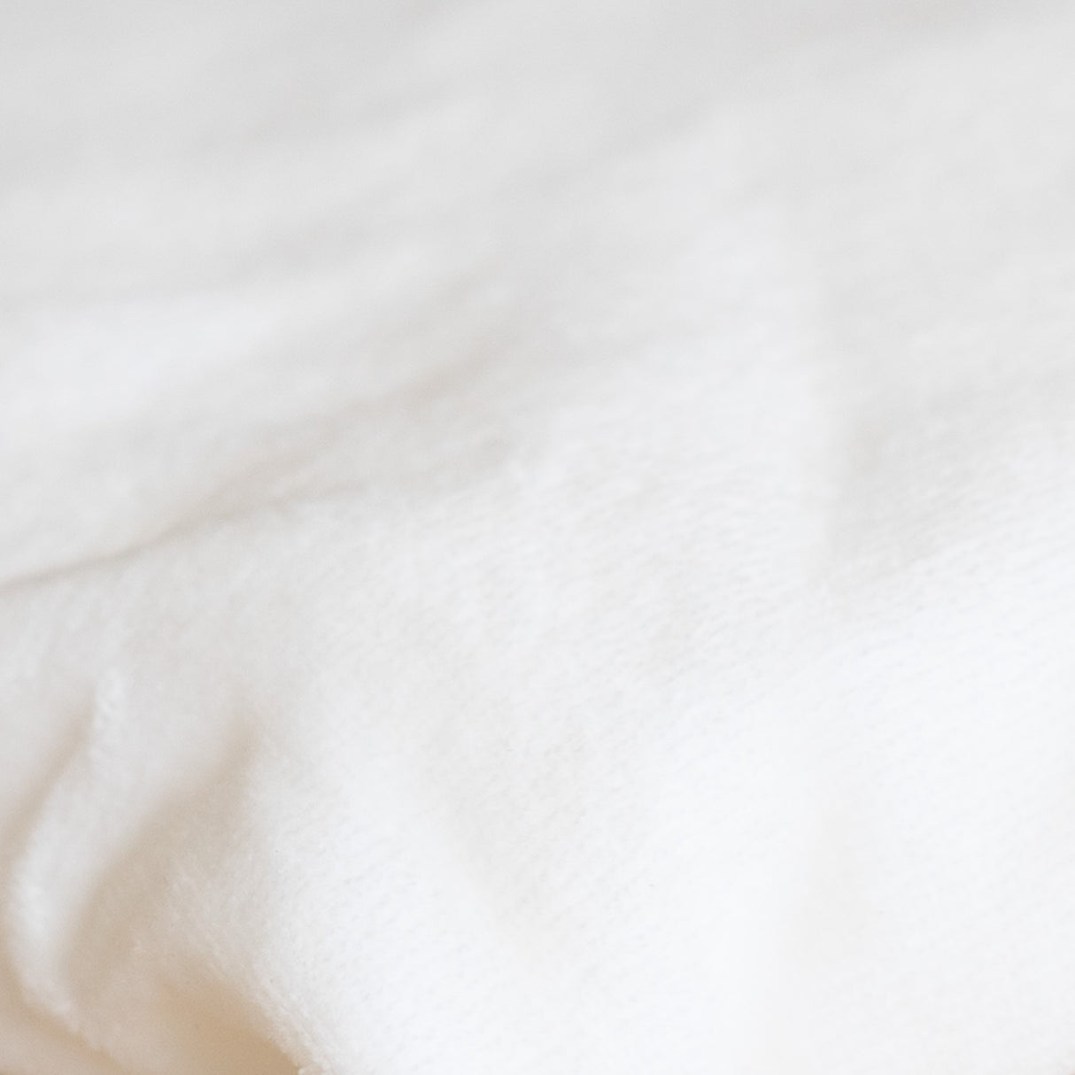 iXTEND Set | Faltbett + Spannbettlaken | VW ID. Buzz | Nicki-Plüsch - better-camper.de | Mense GmbH