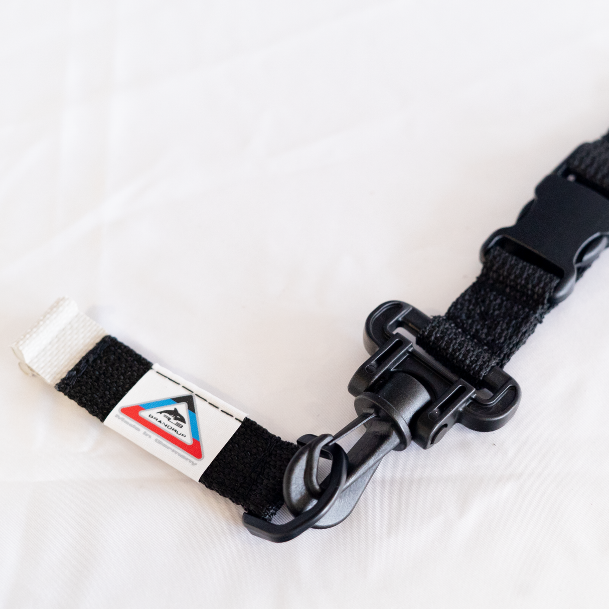 Halterung für Solardusche/ Faltwasserbehälter, Keder bis Anbringung Dusche/Behälter | Z00300003 - better-camper.de | Mense GmbH