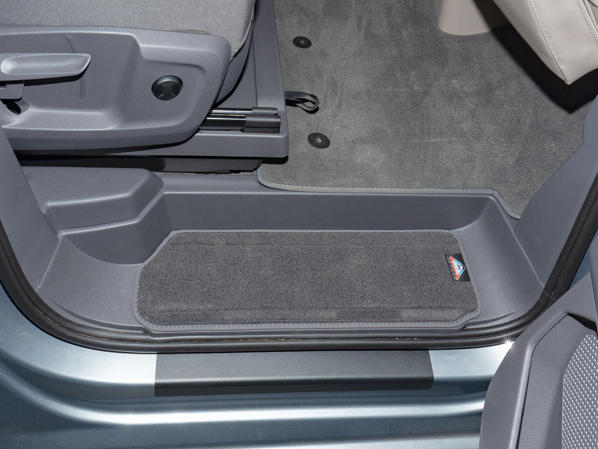Veloursteppich-Set | für beide Fahrerhaus-Trittstufen | Design "Raven" | VW T7 | 100708661