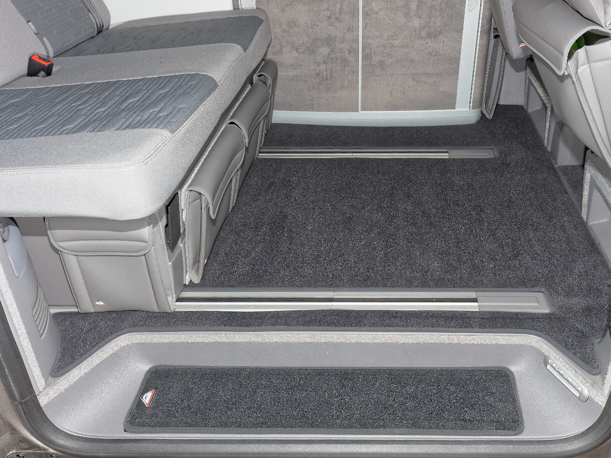 Veloursteppich | für die rechte Fahrgastraum-Trittstufe | VW T6.1 California Ocean/Coast | Design „Titanschwarz" | 100708670