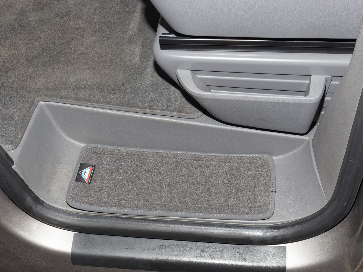 Veloursteppich | Set für beide Fahrerhaus-Trittstufen | VW T6.1 | Design „Palladium" | 100708667