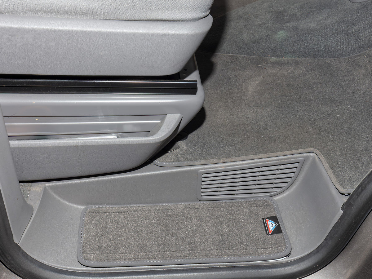 Veloursteppich | Set für beide Fahrerhaus-Trittstufen | VW T6.1 | Design „Palladium" | 100708667