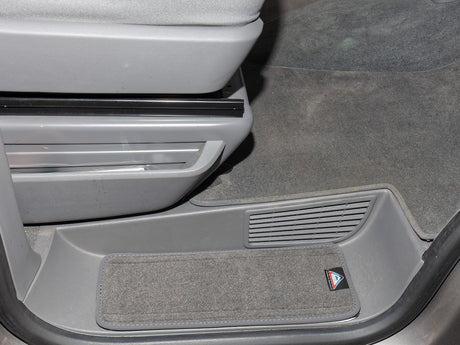 Veloursteppich | Set für beide Fahrerhaus-Trittstufen | VW T6.1 | Design „Palladium" | 100708667