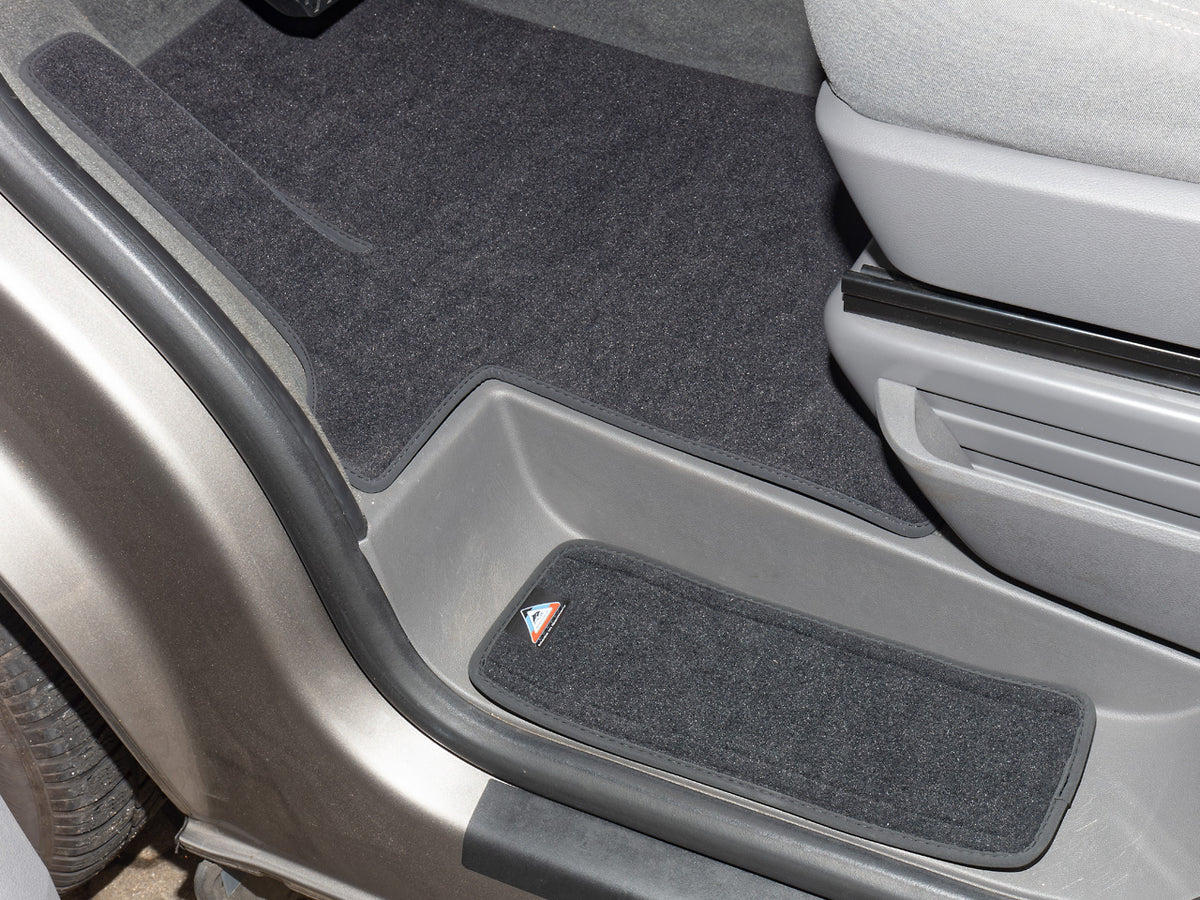Veloursteppich | Set für beide Fahrerhaus-Trittstufen | VW T6.1 | Design „Titanschwarz" | 100708668