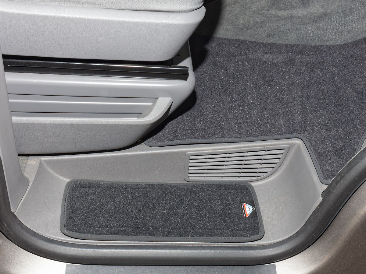 Veloursteppich | Set für beide Fahrerhaus-Trittstufen | VW T6.1 | Design „Titanschwarz" | 100708668