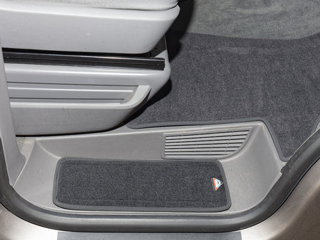 Veloursteppich | Set für beide Fahrerhaus-Trittstufen | VW T6.1 | Design „Titanschwarz" | 100708668