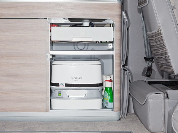 vw t6 camper mit toilette Toilette "Porta Potti 335" + Toilettenwanne + Haltegurtgriff | VW T6.1 – better-camper.de